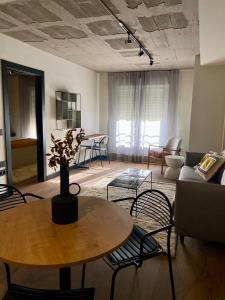 马拉加Bubu - Nuevo edificio de apartamentos en el centro的客厅配有桌椅和沙发