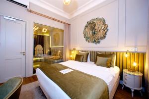 伊斯坦布尔Ayramin Exclusive Hotel - Special Category的一间卧室配有一张大床和镜子