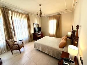 翁蒂年特卡萨尔酒店的一间卧室配有一张床、一把椅子和电视