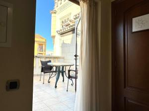 翁蒂年特卡萨尔酒店的阳台配有桌椅,享有风景。