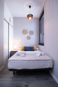 瓦伦西亚Patacona by Concept Flats的一间卧室,卧室内配有一张大床