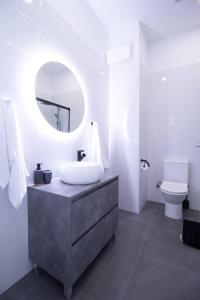 瓦伦西亚Patacona by Concept Flats的一间带水槽、镜子和卫生间的浴室