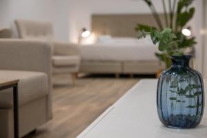 瓦伦西亚Cid Flats by Concept的客厅里一张桌子上的蓝色花瓶