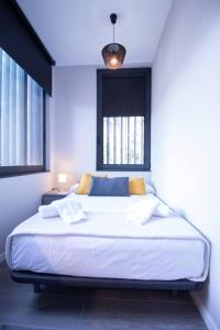 瓦伦西亚Patacona by Concept Flats的卧室配有一张大白色床和窗户