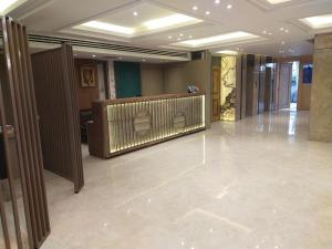 坎普尔Hotel Gagan Plaza的走廊,有门和走廊的建筑物走廊