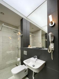 霍茹夫Black Gold Center的一间带水槽、卫生间和镜子的浴室