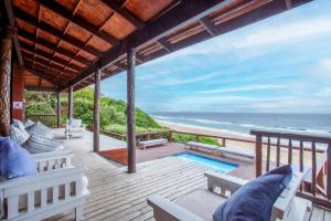 Ponta MalanganeMar Azul 1B的别墅的甲板上享有海景。