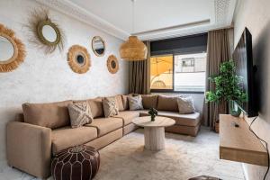 拉巴特TT Holidays Cosy apartment Rabat City Center的客厅配有沙发和桌子