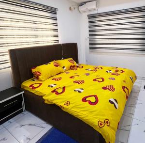 卡拉巴尔Signature Residence的一张带黄色被子和枕头的床