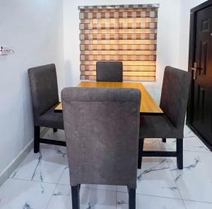 卡拉巴尔Signature Residence的餐桌、椅子和窗户