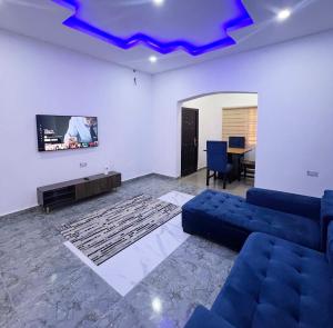 卡拉巴尔Signature Residence的带沙发和电视的客厅