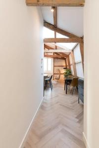 阿姆斯特丹Cozy B&B Prinsengracht的开放式走廊设有木制天花板和桌椅
