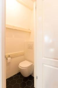 阿姆斯特丹Cozy B&B Prinsengracht的一间位于客房内的白色卫生间的浴室