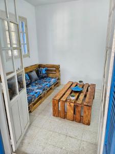 迈来亚App 2 chambres piscine privative 600m plage的客房设有一张床和一张木桌
