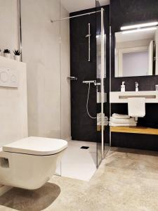 略夫雷加特河畔奥斯皮塔莱特ARIQUS Fira Apartments的一间带卫生间和水槽的浴室