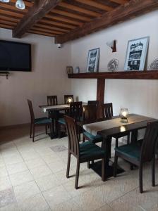 GelnicaPenzión Turzov的用餐室配有桌椅和平面电视。