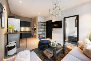 卑尔根Modern 2nd-Floor Luxury Apartement的客厅配有沙发和桌子