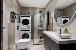 卑尔根Modern 2nd-Floor Luxury Apartement的一间带洗衣机和水槽的浴室