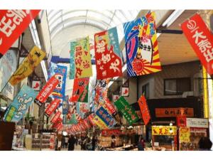 明石市Akashi Castle Hotel - Vacation STAY 79299的天花板上挂着五颜六色标志的商店