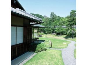 明石市Akashi Castle Hotel - Vacation STAY 79299的院子旁的建筑,有走道