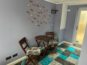 伦敦Cozy Guest Room in High Barnet (London) with Private Entrance and Small Terrace的一间带两把椅子和一张桌子的用餐室