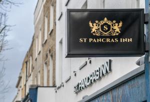 伦敦St Pancras Inn的大楼内一家牧师旅馆的一个标志