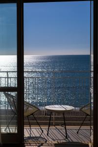 萨莱诺Cas’ A Mare - Beachfront Luxury Suites的阳台享有海景。