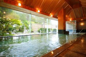 高山Hida Takayama Onsen Takayama Green Hotel的一座室内游泳池,位于一座建筑中