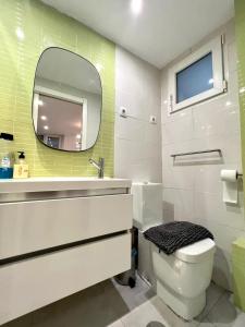 马德里Excelente loft en Trafalgar的一间带水槽、卫生间和镜子的浴室