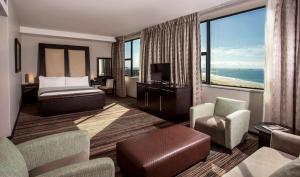 伊丽莎白港Garden Court Kings Beach的酒店客房设有一张床和一个大窗户