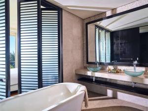 Rixos The Palm Luxury Suite Collection - Ultra All Inclusive的一间浴室