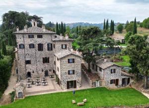 奥维多Pietra Campana Italian Villa Orvieto的享有大型石屋的空中景致
