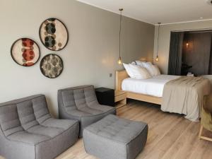 吉塞尼Ubucuti Lodge的酒店客房,配有一张床和两把椅子
