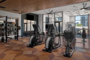 纳什维尔Hotel Fraye Nashville, Curio Collection By Hilton的健身房设有跑步机和椭圆机