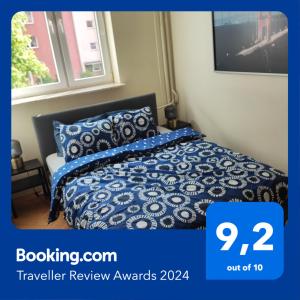 华沙Zielony Żoliborz的一间卧室配有一张带蓝色棉被的床