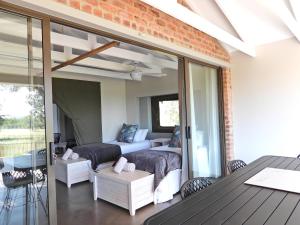 MohemeNewburg Lodge & Luxury Bush Tents, Elements Private Golf Reserve的一间带两张床和庭院的客厅