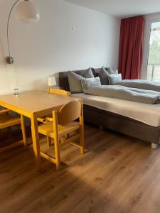 圣恩吉玛Pleskini Apartments的客房设有床、桌子、床和沙发。