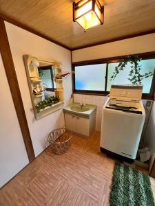Furuyu洋々庵・古民家一棟貸・完全貸切・プライベートサウナ的一间带水槽和炉灶的小厨房