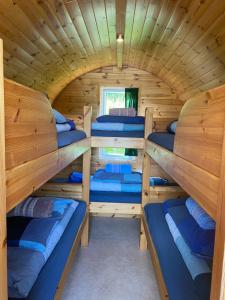 CampCoach Field Camp的小木屋内带4张双层床的客房