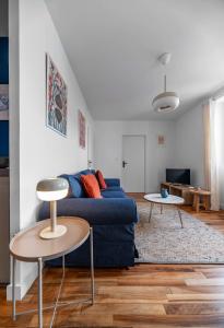 克莱蒙费朗Résidence Léon Blum - Appartements design - Parking的客厅配有蓝色的沙发和桌子