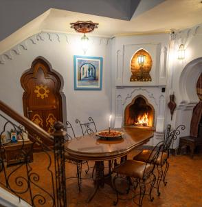 舍夫沙万卡萨萨比拉旅馆的一间带桌子和壁炉的用餐室