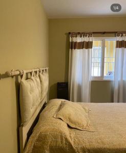 圣罗莎卡拉穆奇塔县Hostel Avetaia的一间卧室设有一张床和一个窗口