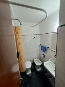 马德普拉塔Nuevo Hotel Tivoli的一间带卫生间和水槽的浴室