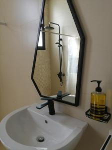 拉斯阿尔卡麦Lovely Studio的浴室水槽和上面的大镜子