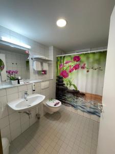 柏林马察恩公园酒店的浴室配有水槽、卫生间和浴帘