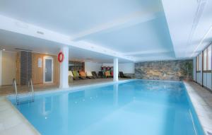 谷雪维尔Odalys Hotel New Solarium的在酒店房间的一个大型游泳池