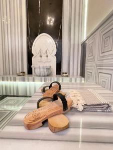 伊斯坦布尔Ayramin Exclusive Hotel - Special Category的坐在商店地板上的一双凉鞋