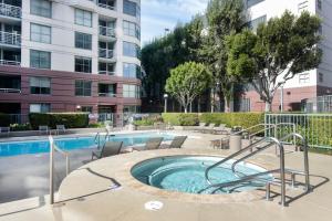 旧金山South Beach 2br w heated pool shops dining SFO-1664的一座带椅子的游泳池以及一座建筑