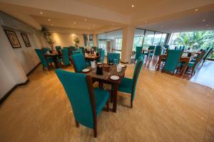 康提Serene Kandy的餐厅内带蓝色椅子和桌子的用餐室