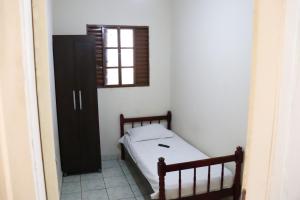 隆德里纳格瑞斯酒店的一间小卧室,配有床和窗户